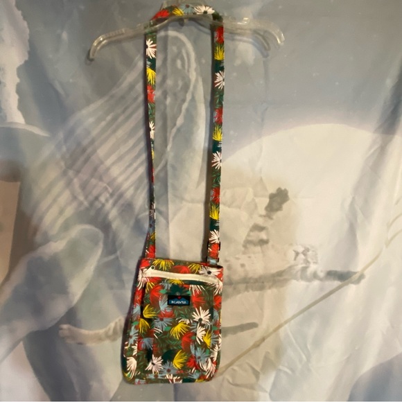 Kavu Mini Keeper Floral Crossbody Bag - Picture 4 of 9